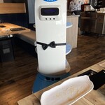 肉の青木商店 - デリヴァリーロボットがご飯のお代わりを^ ^