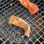 肉の青木商店 - 中落ちカルビ肉を焼く