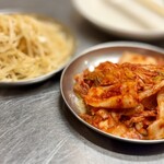 ツラとキモ 炭火焼肉 いわしげ - もやしナムルと白菜キムチ