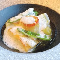 レストラン鳥居平 - 海の幸のポワレ、サフラン香るブイヨンソース、ニンニクの泡