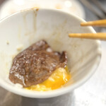 ツラとキモ 炭火焼肉 いわしげ - 特上ロースを卵ご飯に巻いて