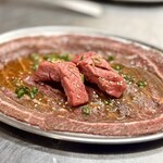 ツラとキモ 炭火焼肉 いわしげ - ツラミ塩焼きと特上タン