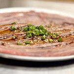 ツラとキモ 炭火焼肉 いわしげ - ツラミ炙り刺し