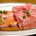 ツラとキモ 炭火焼肉 いわしげ - 特上カルビと特上ロース