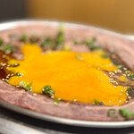 ツラとキモ 炭火焼肉 いわしげ - ツラミ炙りユッケ