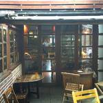 倉敷珈琲館 - 中庭からお店を見たところ