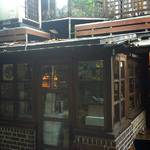 倉敷珈琲館 - 中庭からお店を見たところ②