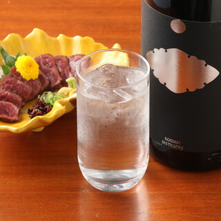 九州焼酎200種の圧巻の品揃え。料理と味わう至福の一杯