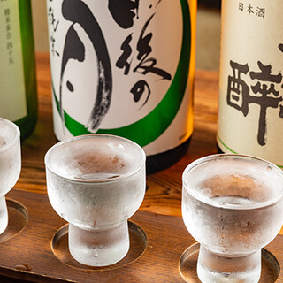 飲み比べも楽しめる◎全国から仕入れる日本酒は約50種！