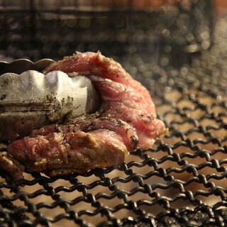 押岡地鶏の熟成肉。しっかりとした歯ごたえとジューシーな旨み