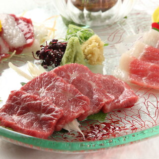 口の中でとろける国産馬肉。脂の旨みが広がる贅沢な一品