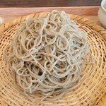 木陰 - 画像では伝わらないのがで残念すが、素晴らしく細切りの十割です