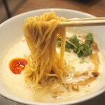 鶏と無限の可能性 - 鶏白湯（麺）