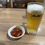 橘屋 - 間違ってビール（糖質制ゲニスト禁なヤツ）頼んじゃいました。まぁたまには飲みたいし。左はカクテキ。唐辛子の量、幸せしか感じません。