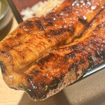 薪焼うなぎ 銀座おのでら - 蒸していないので、皮裏の脂が切れていない