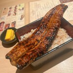 薪焼うなぎ 銀座おのでら - こんな下品な盛り付けは大陸系ならでは？