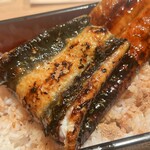 薪焼うなぎ 銀座おのでら - この皮裏に脂肪がヌルヌルとついていた。右下の粉末が山椒。こんな鮮度落ちの山椒、見たことない