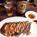 珉珉 - 焼き餃子、瓶ビール　赤星