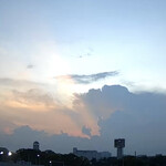 焼きもの家 慶 - 展望塔の足元に沈んだ太陽が光条でその現在位置を知らせている