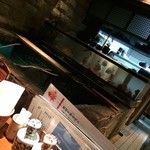 雑魚屋 - カウンター席の前は生け簀