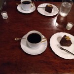 シティーライト - ノアール（左）ノアケーキ（右）