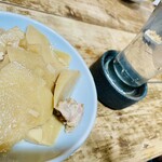 鳥富 - 【お通し】タケノコの煮物。たぶん有料。お通し有料が気になる人は事前にお店に確認した方が良い。