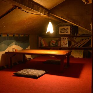 狭いけど雰囲気は楽しい屋根裏個室でひっそりゆったりと。