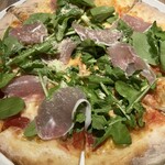 炭焼きワイン食堂 オルサリーノ - 生ハムとルッコラのピッツァ