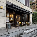 ロティ シェ・リュイ - 代官山アドレスの八幡通に面した路面｡テラスが雰囲気ある店構え｡