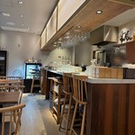 ロティ シェ・リュイ - カウンターの奥のロティサリーマシンは「沈黙」していた｡