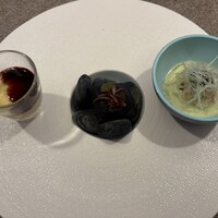 aoi restaurant - 左から、フォアグラの温プリン（赤ワインとカシスのソース。これが超絶美味しい）、マグロをイカ墨のパイで包んだもの（正式名称？）、毛蟹とアスパラの何とか。