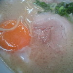 チャーシューは豚バラ巻肉で、歯応えやわらか。ﾎﾞﾘｭｰﾑ適度で素朴な味。