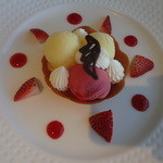 レインボー - プリフィックスランチのデザート：アイスクリームとシャーベットの小さな盛り合わせ