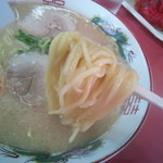 中麺ストレートで、加水率は中高級。結構太めに見え、存在感ある麺