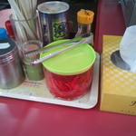 ふじや - 紅ｼｮｳｶﾞ、ﾆﾝﾆｸﾁｯﾌﾟ、細挽き白ｺｼｮｳ、ﾗｰ油、塩、ｿｰｽが置いてあった