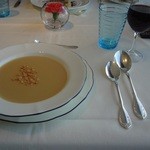 レインボー - フィッシュランチの「本日のスープ」コーンポタージュ、赤ワイングラス