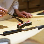 鮨 さいとう - まぐろフェスタ巻き製作中