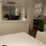 リストランテ サクラ - 一番奥の席から真っ白な店内を望む