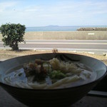 西端手打 上戸うどん - 北側のカウンター席なら海見ながら食べれます。（一席のみ）