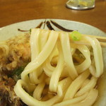 西端手打 上戸うどん - 少し扁平な麺かな。