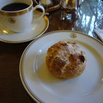 富士屋ホテル - ティーラウンジ「オーキッド」　シュークリーム・コーヒーのセット1300円