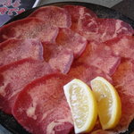 あみやき亭 - タンを焼く前に脂身の多い肉で網の表面に脂を塗ると良いですよ