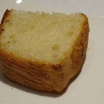 リストランテ サクラ - お代わりをいただいたオニオンを練り込んだパン