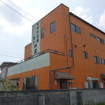 叶屋 - オレンジ色の建物