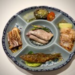 307201331 - 前菜盛り合わせから、四川らしい刺激と美味しさが全開！
                      意外にも辛みとの相性がいい稚鮎、旨みの染み込んだ牛タンなど、これだけでまるでコースを味わえるような充実ぶり♪