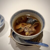 蜀郷香 - 烏骨鶏、鼈、茸の乾物などから作られるスープ。
                    めちゃめちゃ生命力を感じます！
                    インパクトもあるのですが、口に含むとグググっと味わいが伸びてくる。
                    ほんのり苦味を含む複雑さがあって、これは素晴らしい♪