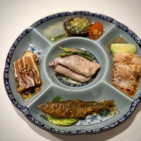 蜀郷香 - 前菜盛り合わせから、四川らしい刺激と美味しさが全開！
                    意外にも辛みとの相性がいい稚鮎、旨みの染み込んだ牛タンなど、これだけでまるでコースを味わえるような充実ぶり♪