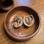クルミドコーヒー - 私も胡桃をひとつ、割ってみました。
