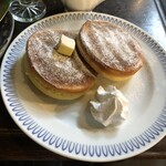 cafe 町子 - セットパンケーキ　プレーン(バターホイップクリーム、メープルシロップ付き)