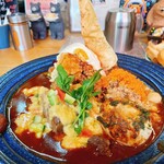 Mカッセ - 2種あいがけカレー: 牛ホホ肉のカルボナード風カレー×ボンゴレbiancoドライキーマカレー(スパイス燻製玉子トッピング←ｳﾏｲ!)